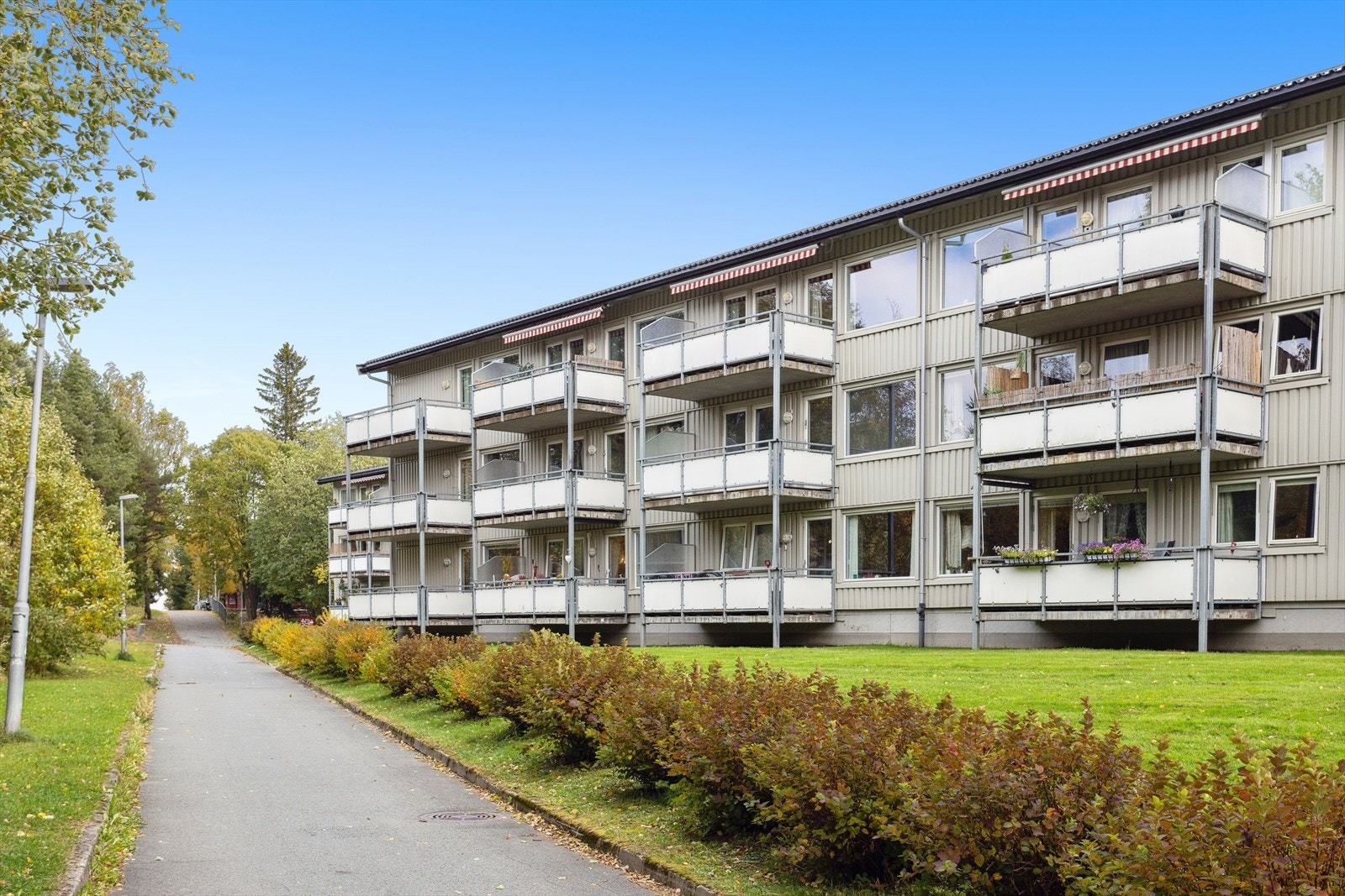 Leiligheten har fast parkeringsplass og bod i p-kjelleren. Galleribilde