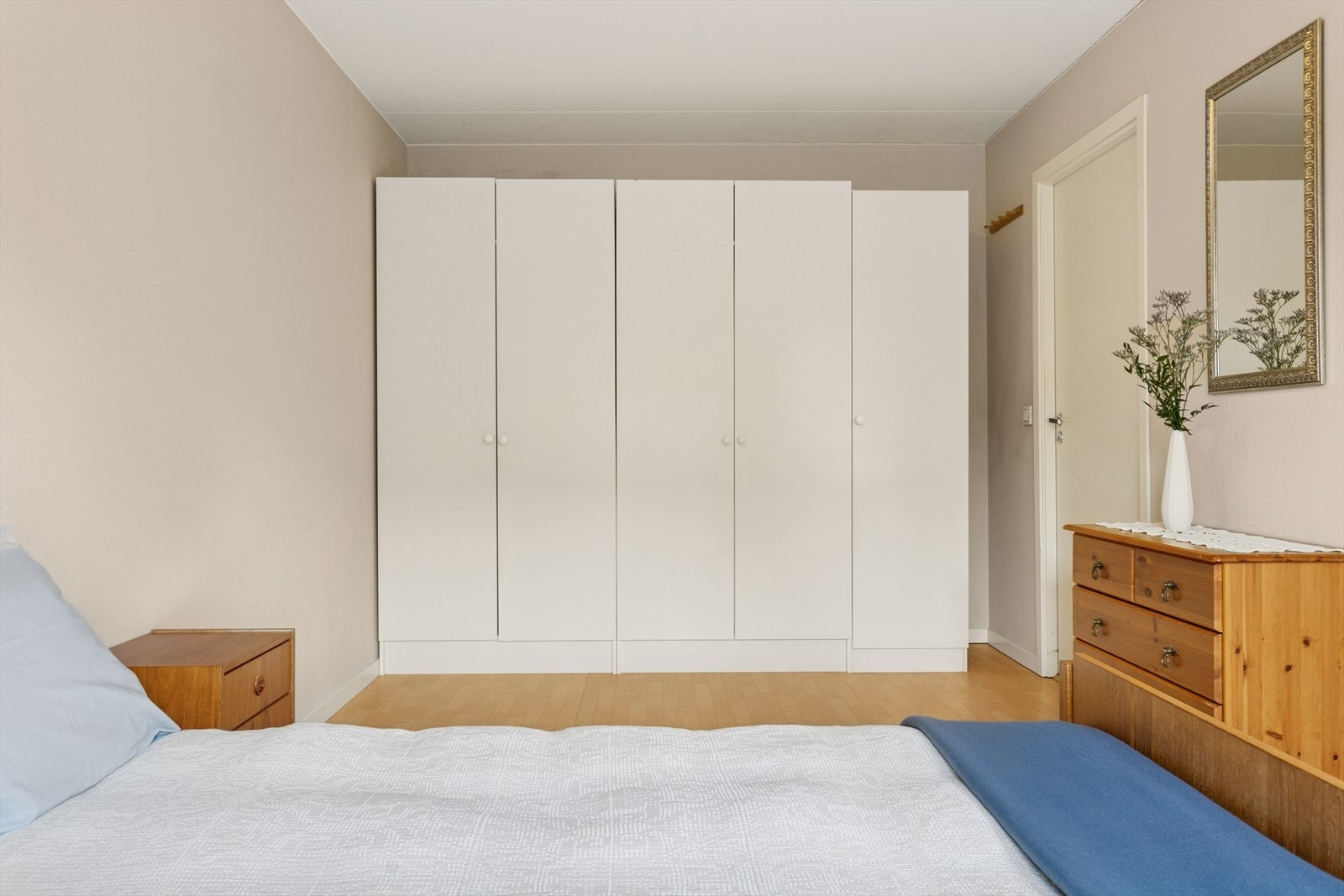 God plass til garderobe på soverommet. Galleribilde