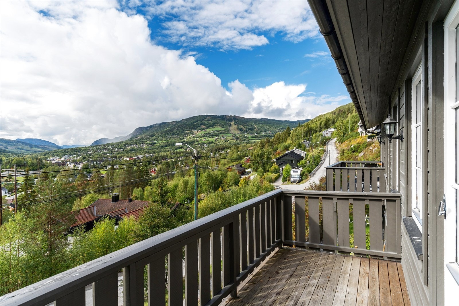 Fra stuen er det utgang til en sørvendt veranda hvor fin utsikt og lang solgang kan nytes. Galleribilde