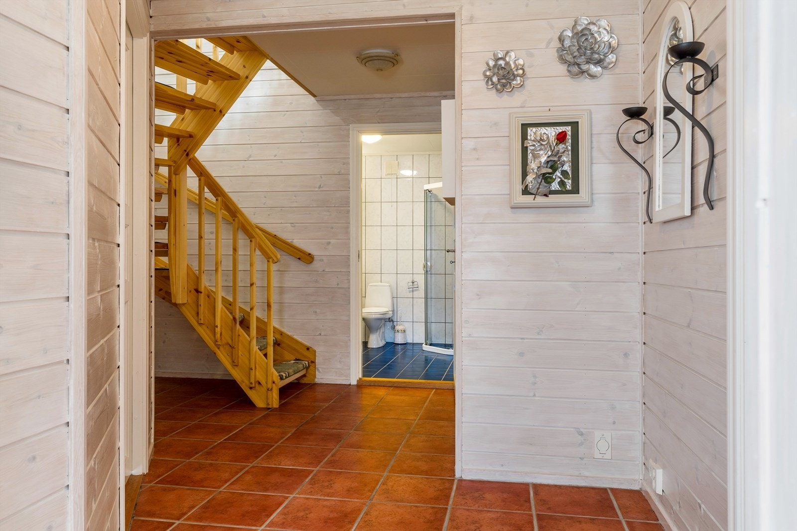 Gangen har god plass til en praktisk garderobeløsning. Galleribilde