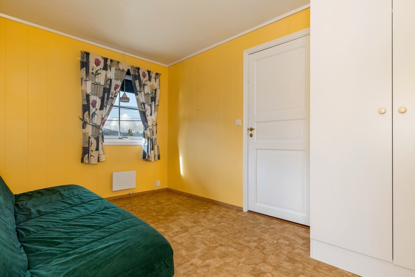 Det er 3 gode soverom i boligen- alle i 1. etasje. Galleribilde