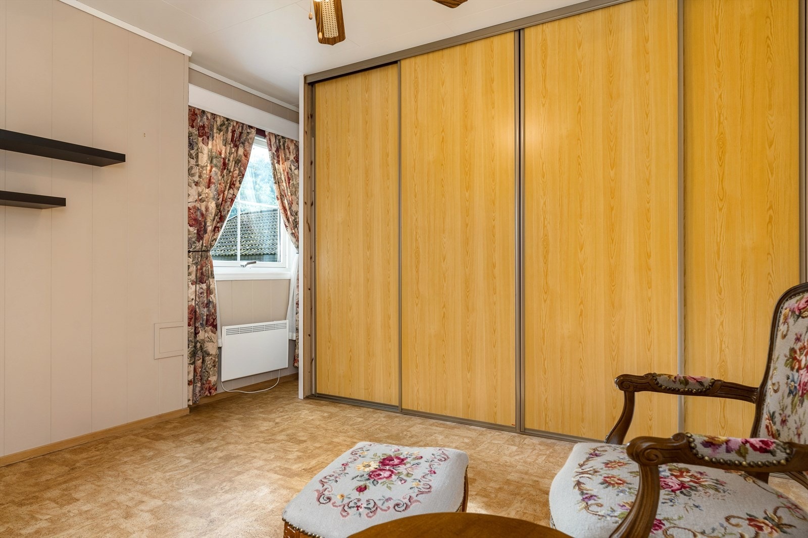 Soverom nr. 2 med skyvedørsgarderobe. Galleribilde