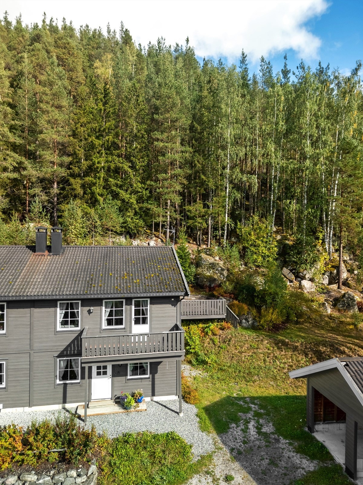 En vertikaldelt tomannsbolig over 2 plan oppført i 1997. Galleribilde