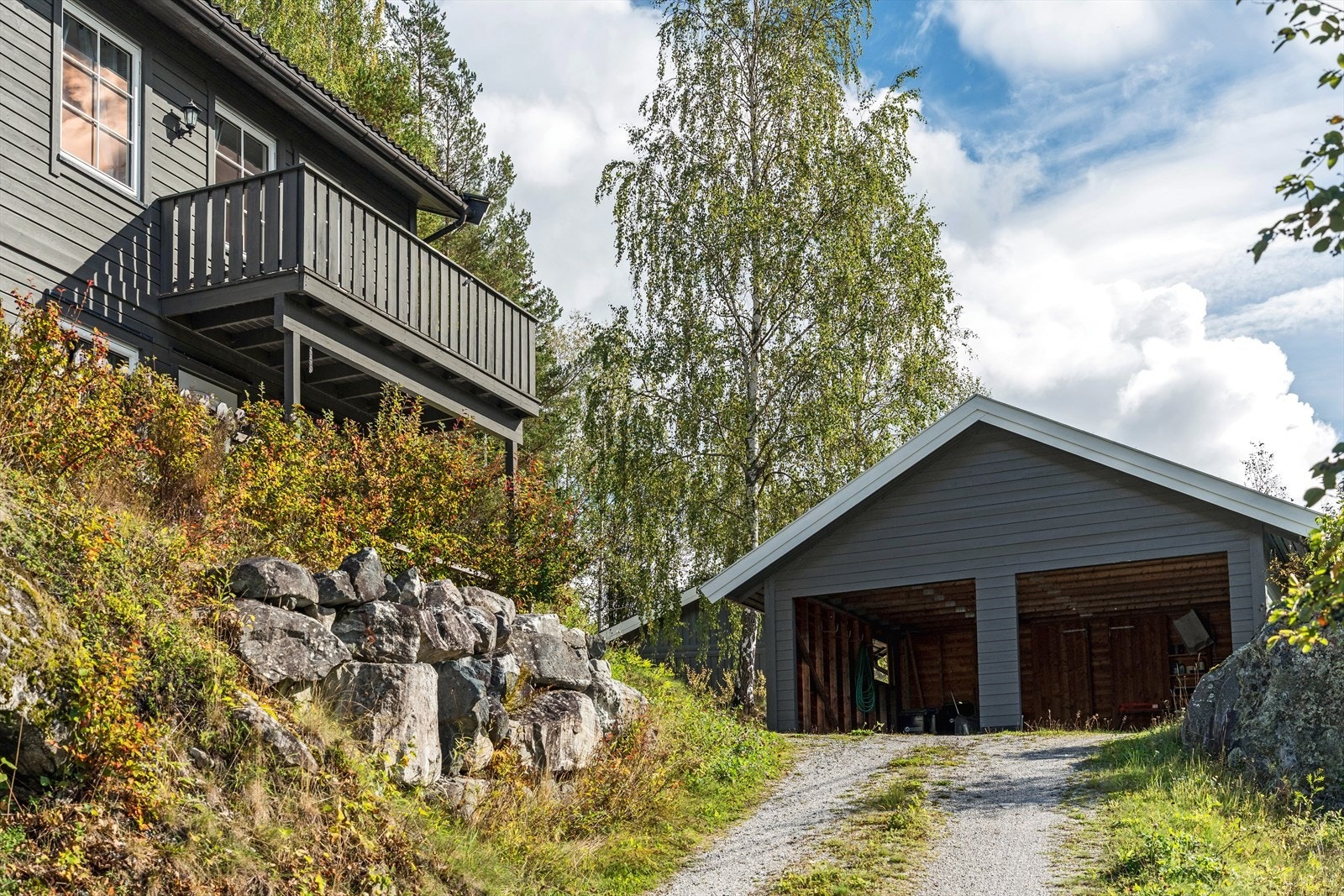 Felles garasje/carport med tilhørende bod. Galleribilde