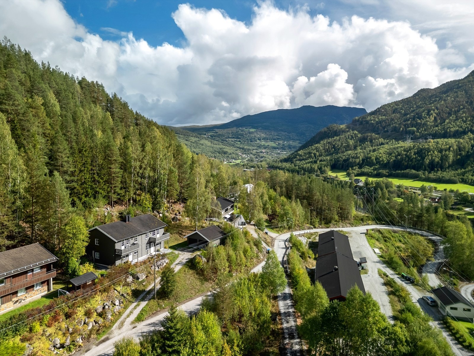 Nærområdet byr på fine turstier, og rett ved eiendommen starter stien opp mot den populære turdestinasjonen Lisbetnuten. Galleribilde
