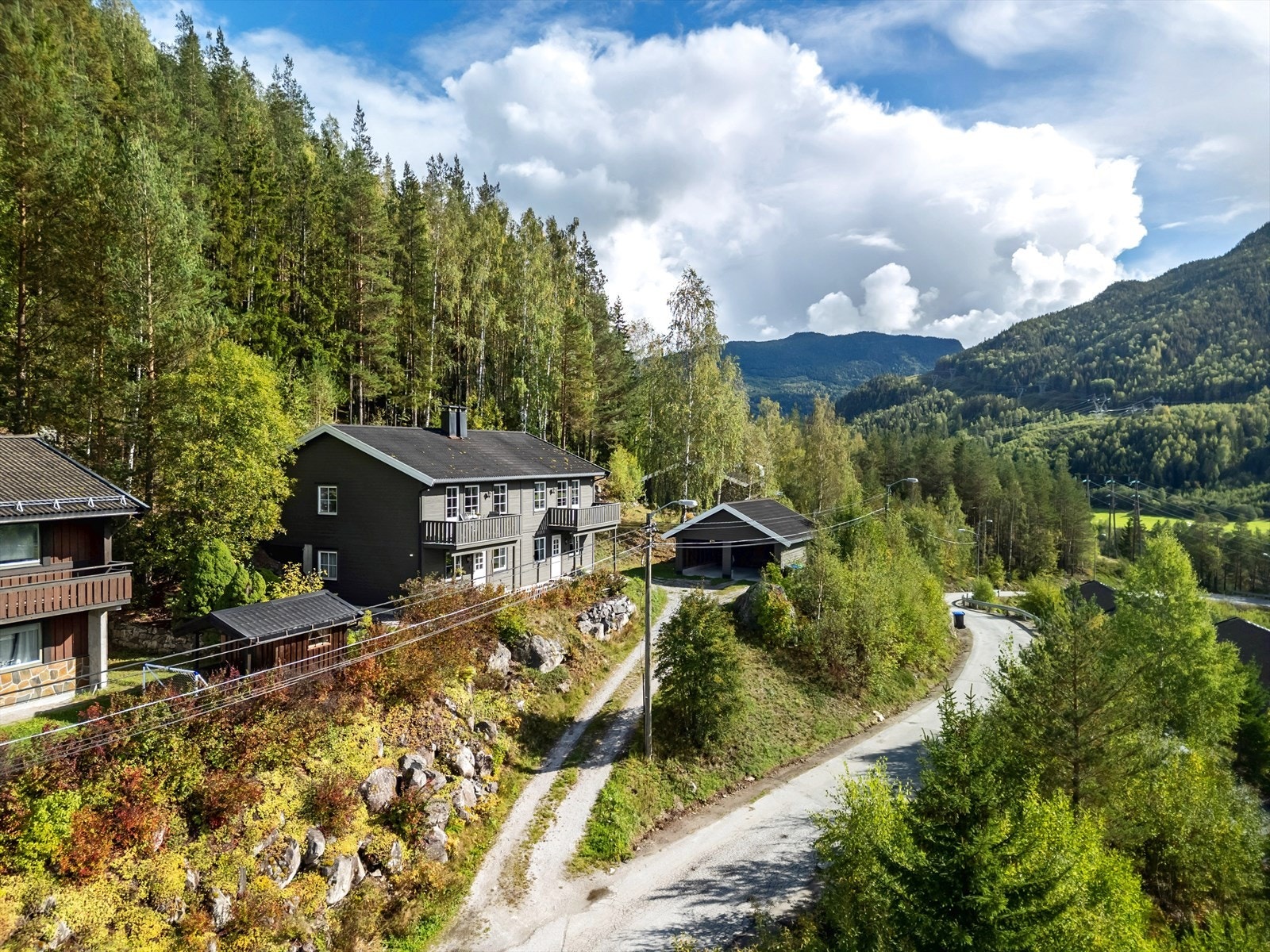 Det er kort gangavstand til barnehage, skole, idrettsanlegg m.m. Galleribilde