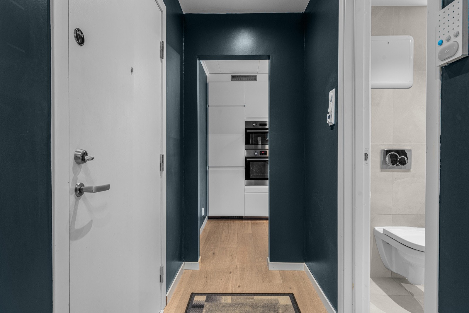 Innbydened entrè med enkel adgang til både bad og kjøkken. Galleribilde