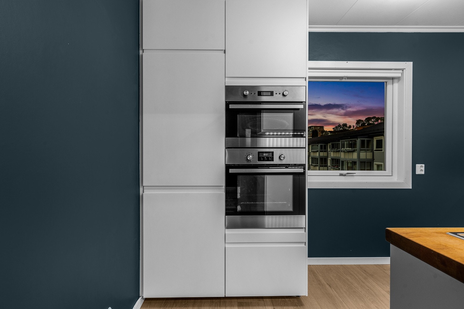 Integrerte hvitevarer inkl ovn og mikro. Galleribilde