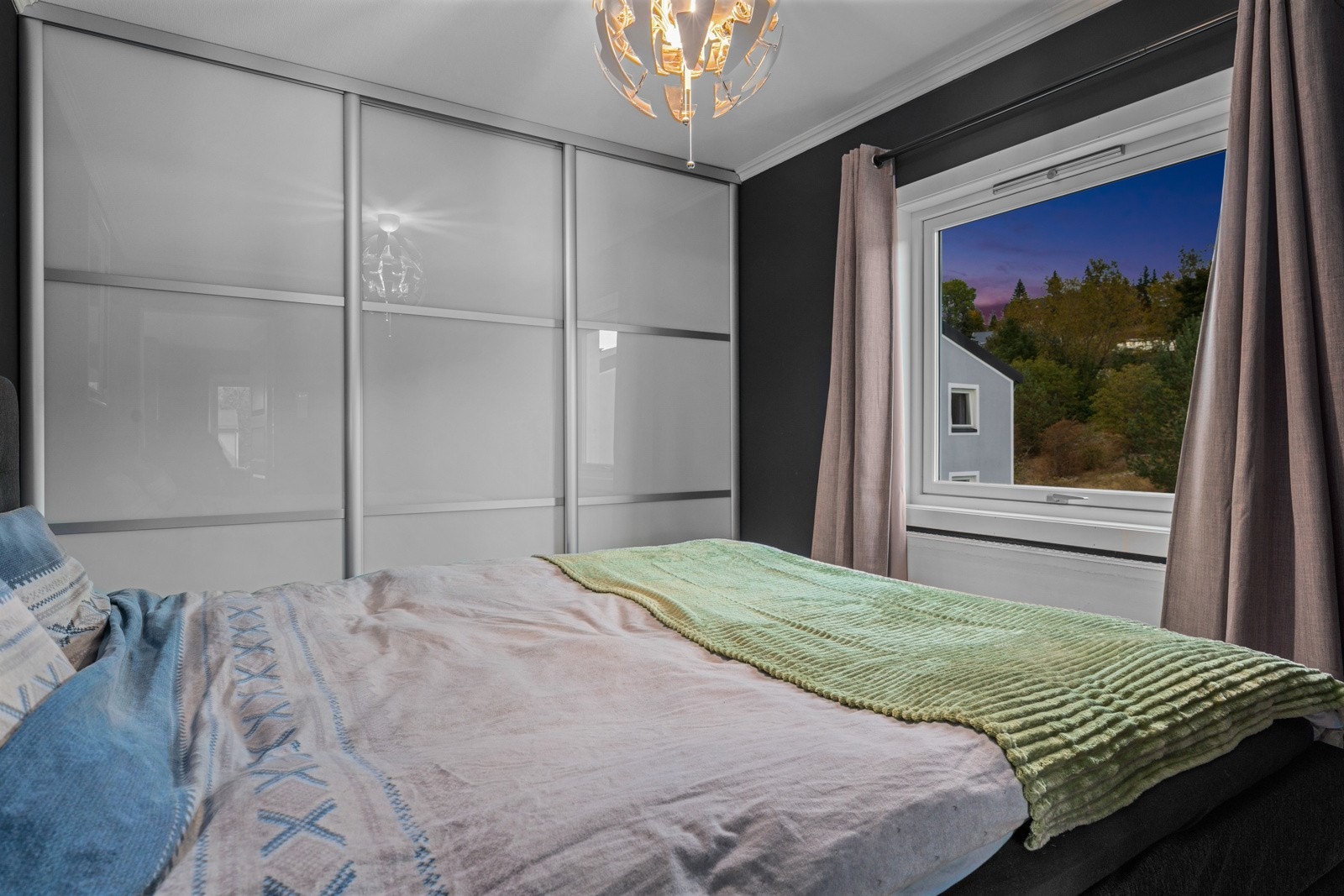 Stort vindu som slipper in rikelig med naturlig lys. Galleribilde