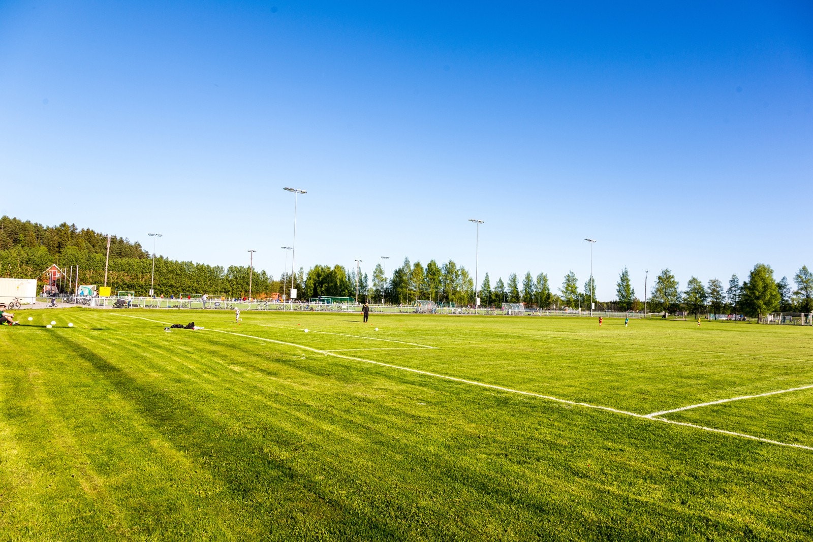 I gangavstand, eller få minutters bilkjøring unna, ligger det fotballbane, lekeplass, idrettshall, skøytebane, svømmehall, skiløyper, alpinbakke, golfbane, tennisanlegg og treningssenter m.m. Galleribilde