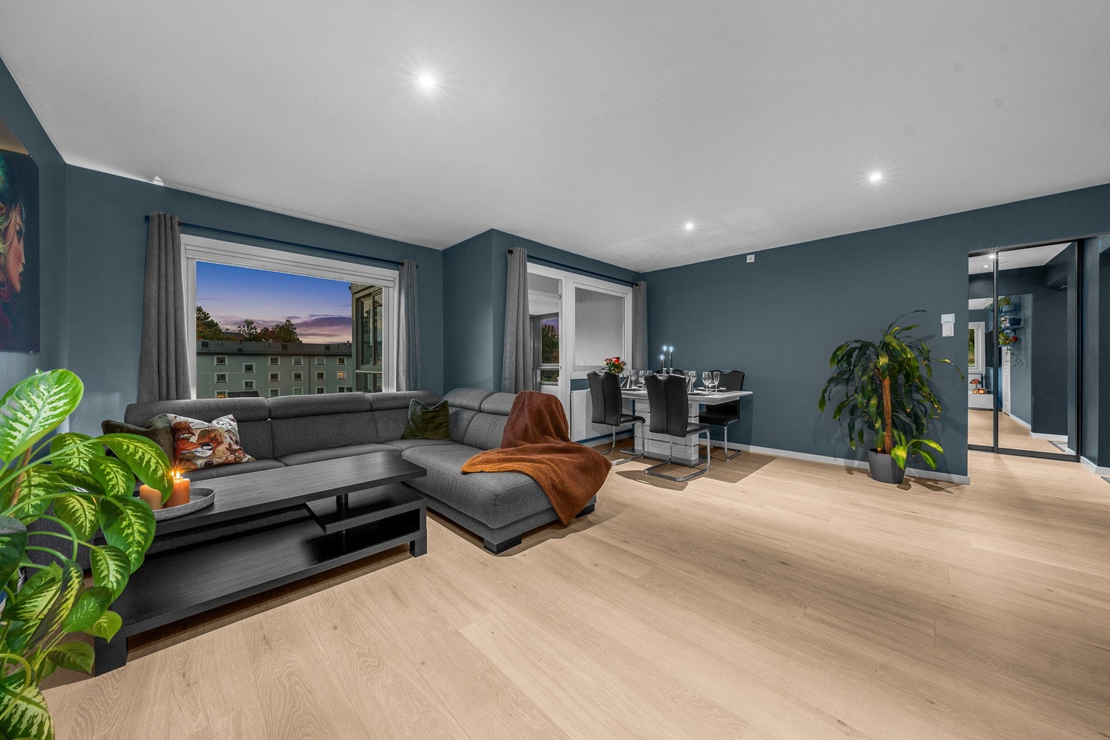 Stuen er malt i en tidsriktig farge som fremmer rommets moderne følelse. Galleribilde