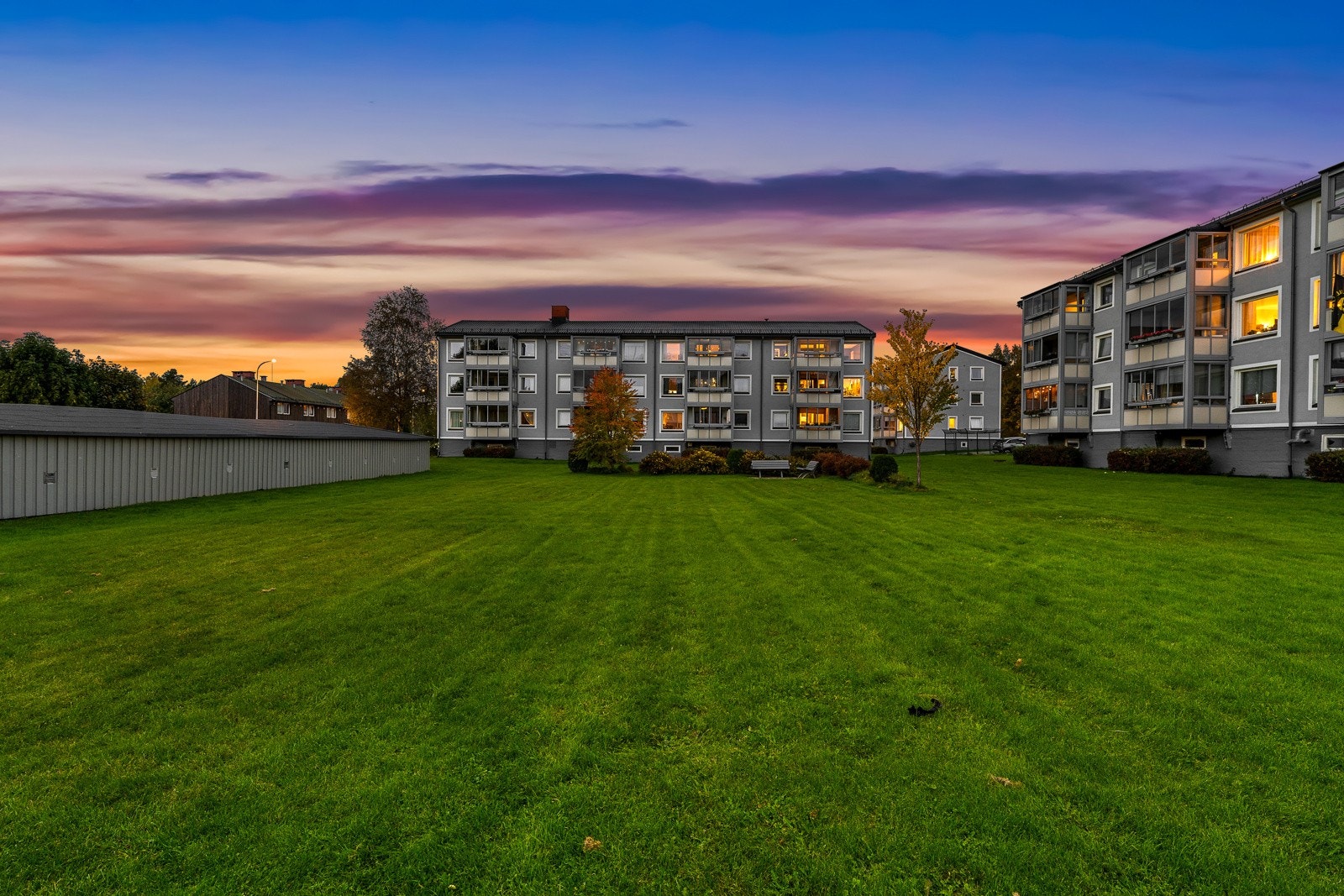 Her finnes grønne plener, sitteområder og hyggelige stier hvor beboere kan slappe av eller sosialisere med naboer. Galleribilde