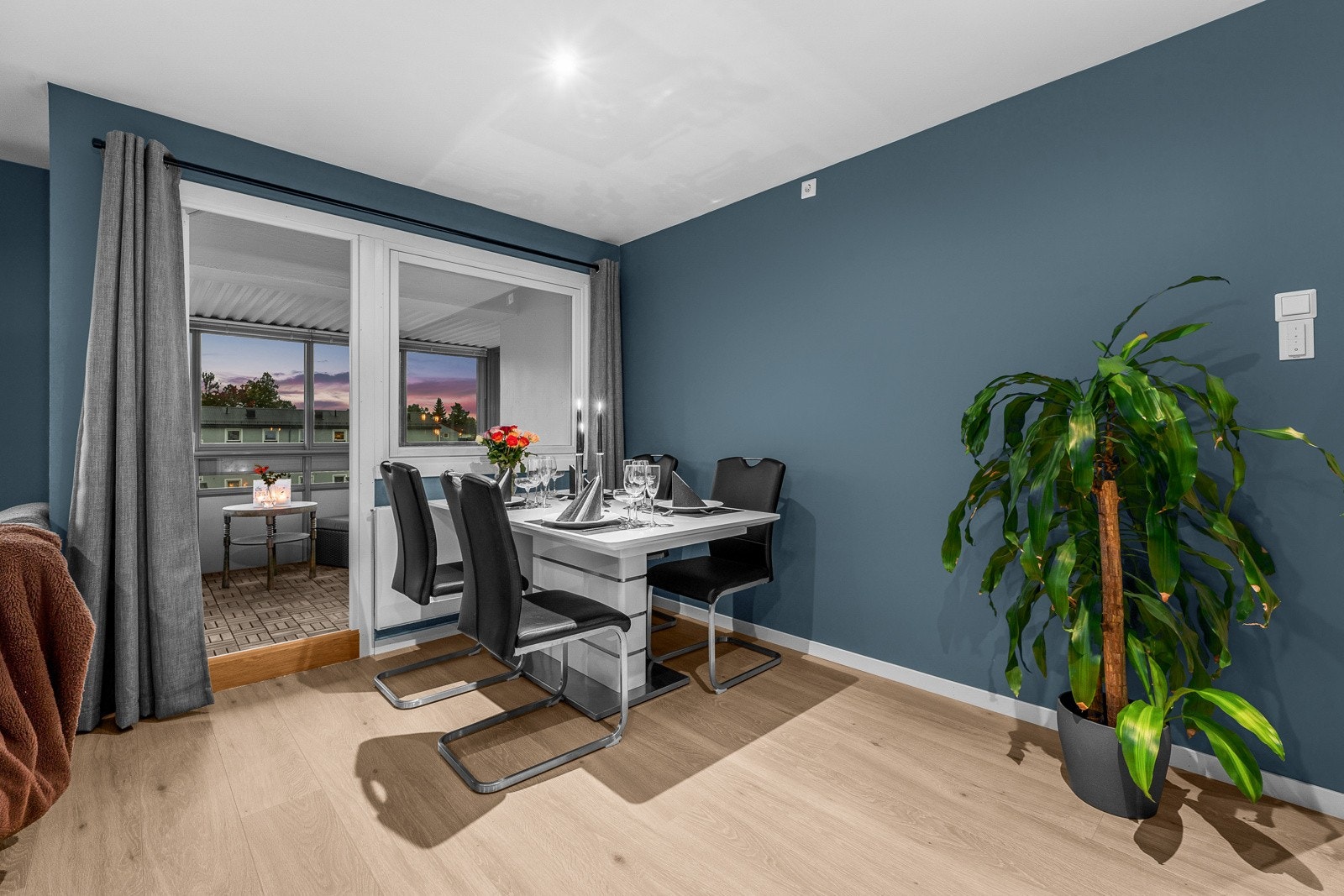 Utgang til inglasset balkong som oppleves som en naturlig forlengelse av stuen. Galleribilde