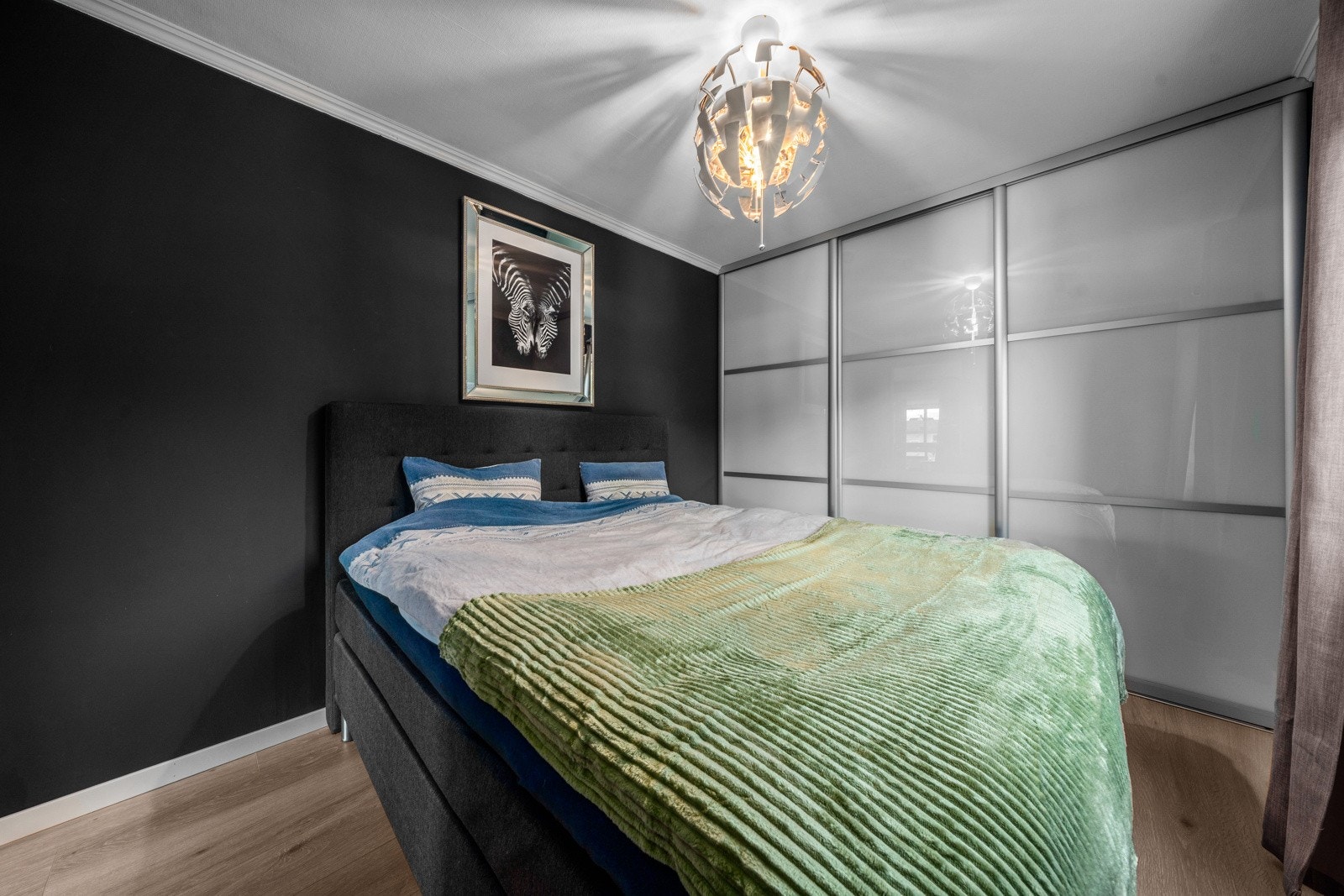 Stort soverom med plass til dobbeltseng og et større garderobeskap. Galleribilde