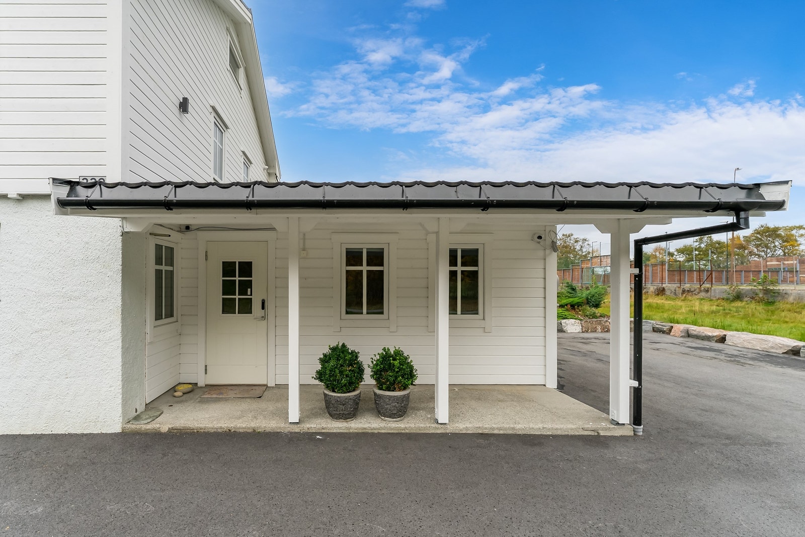 Flott asfaltert innkjørsel og mye biloppstillingsplasser. Her er det også garasje og el-bil lader. Galleribilde