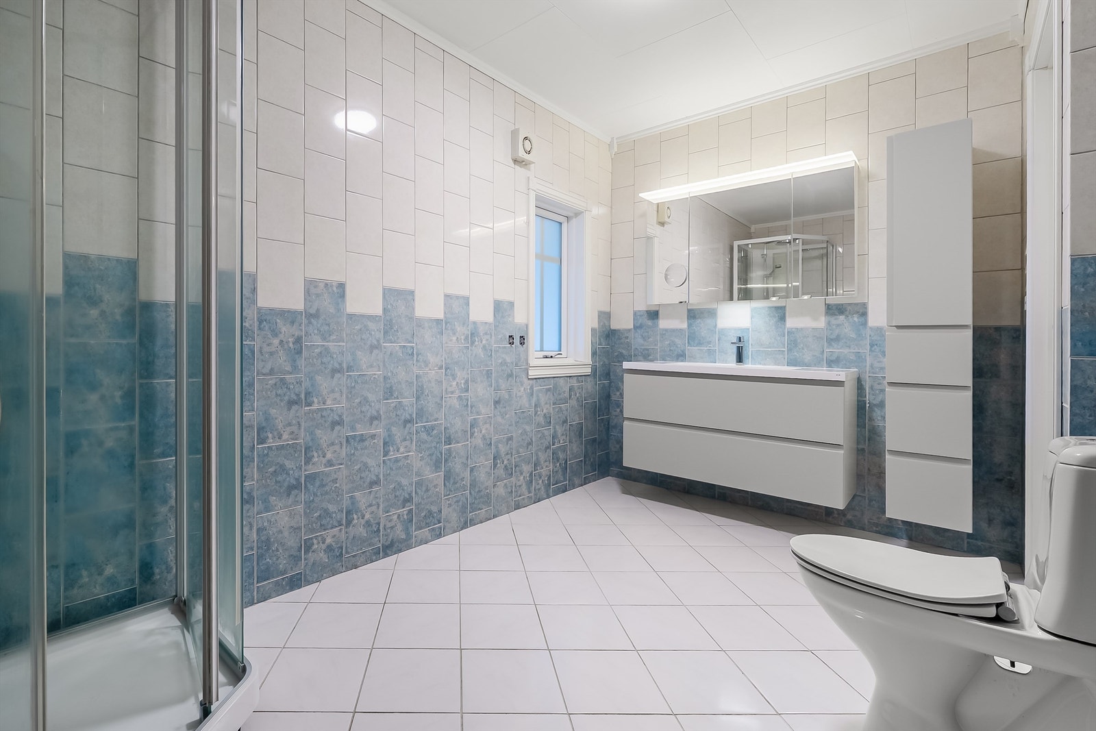 Romslig bad med nyere innredning. Galleribilde