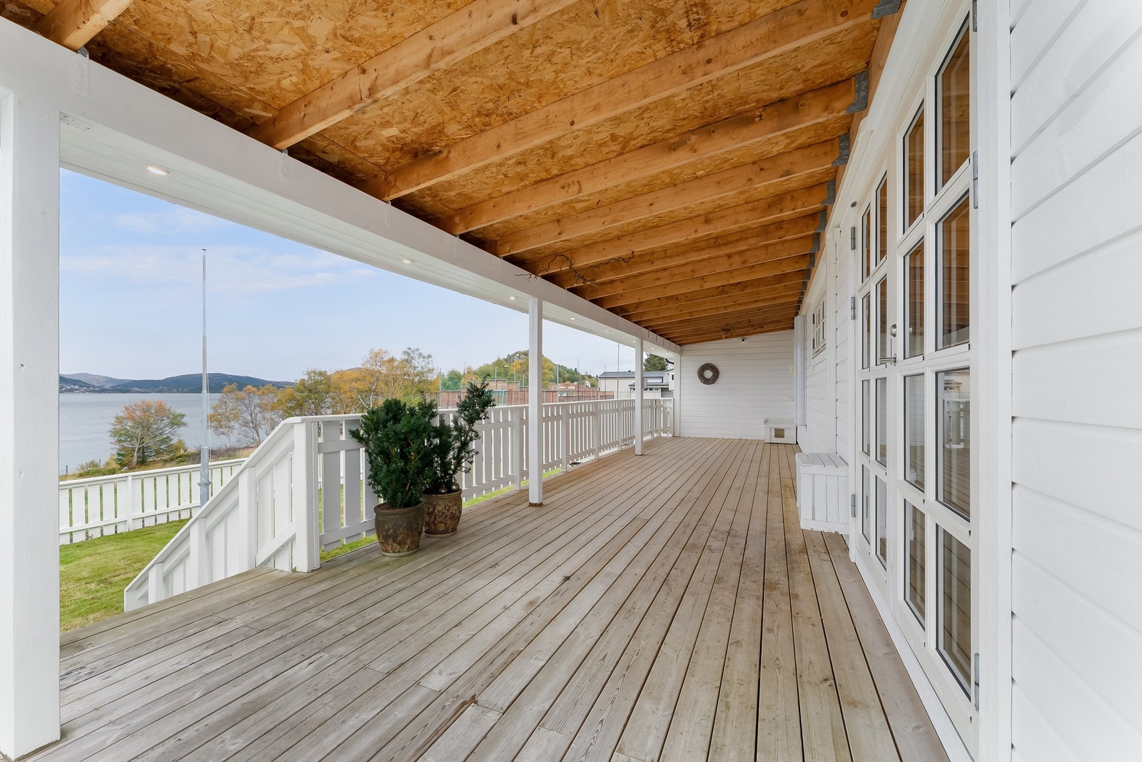 Stor overbygget veranda. Galleribilde