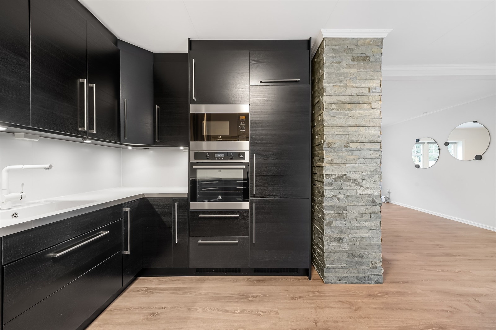 Moderne kjøkken med integrerte hvitevarer. Galleribilde