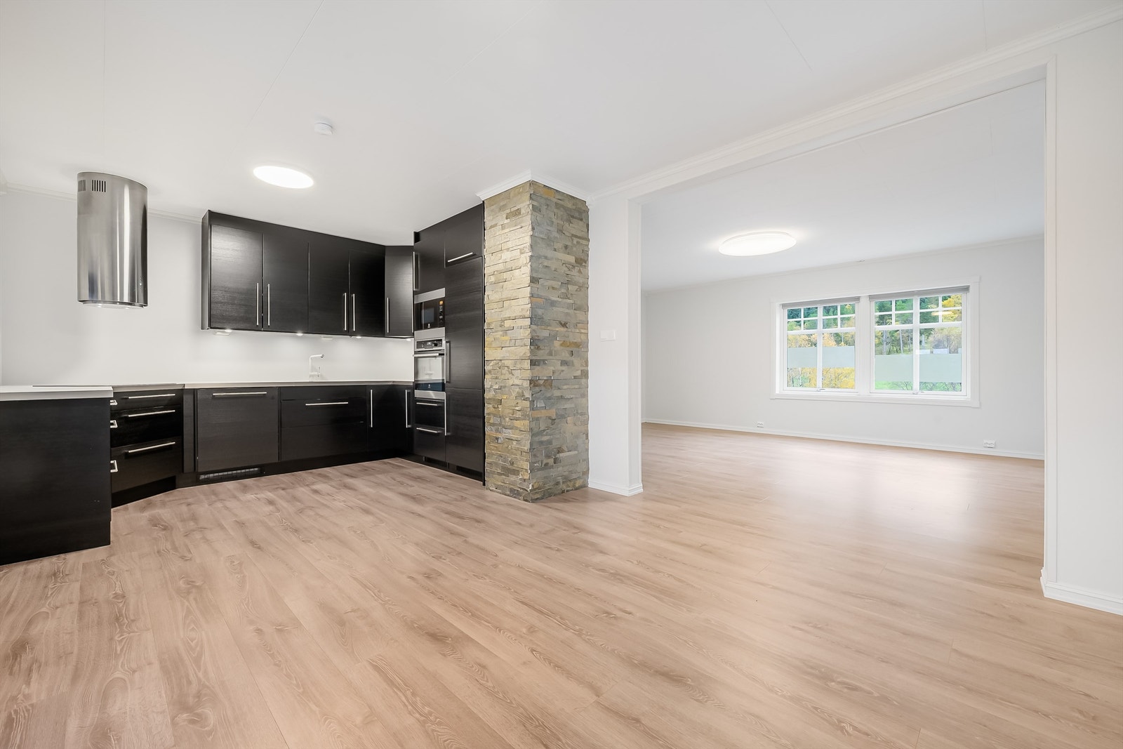 Åpen stue/kjøkken løsning. Galleribilde