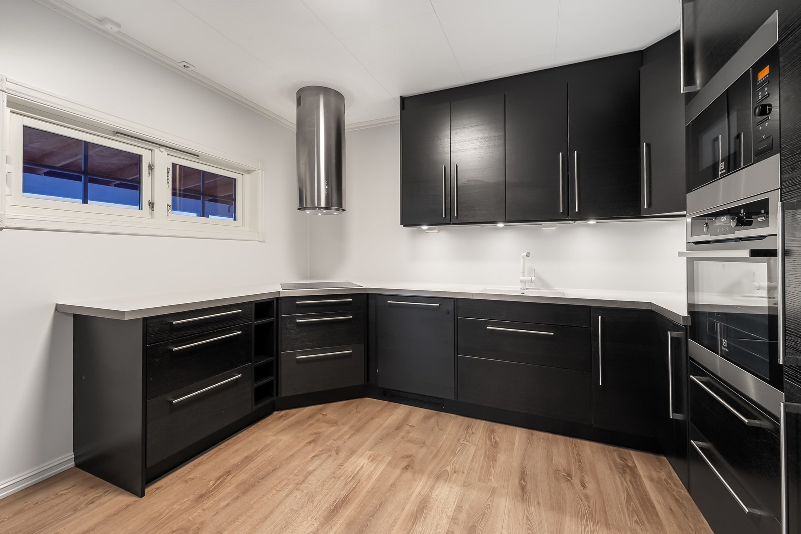 Her er det god skap- og benkeplass. Galleribilde