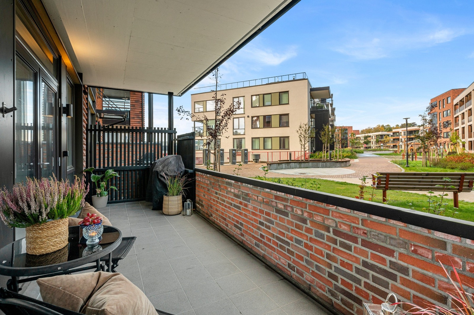 En større terrasse tilknyttet stuen på 14 kvm. Galleribilde