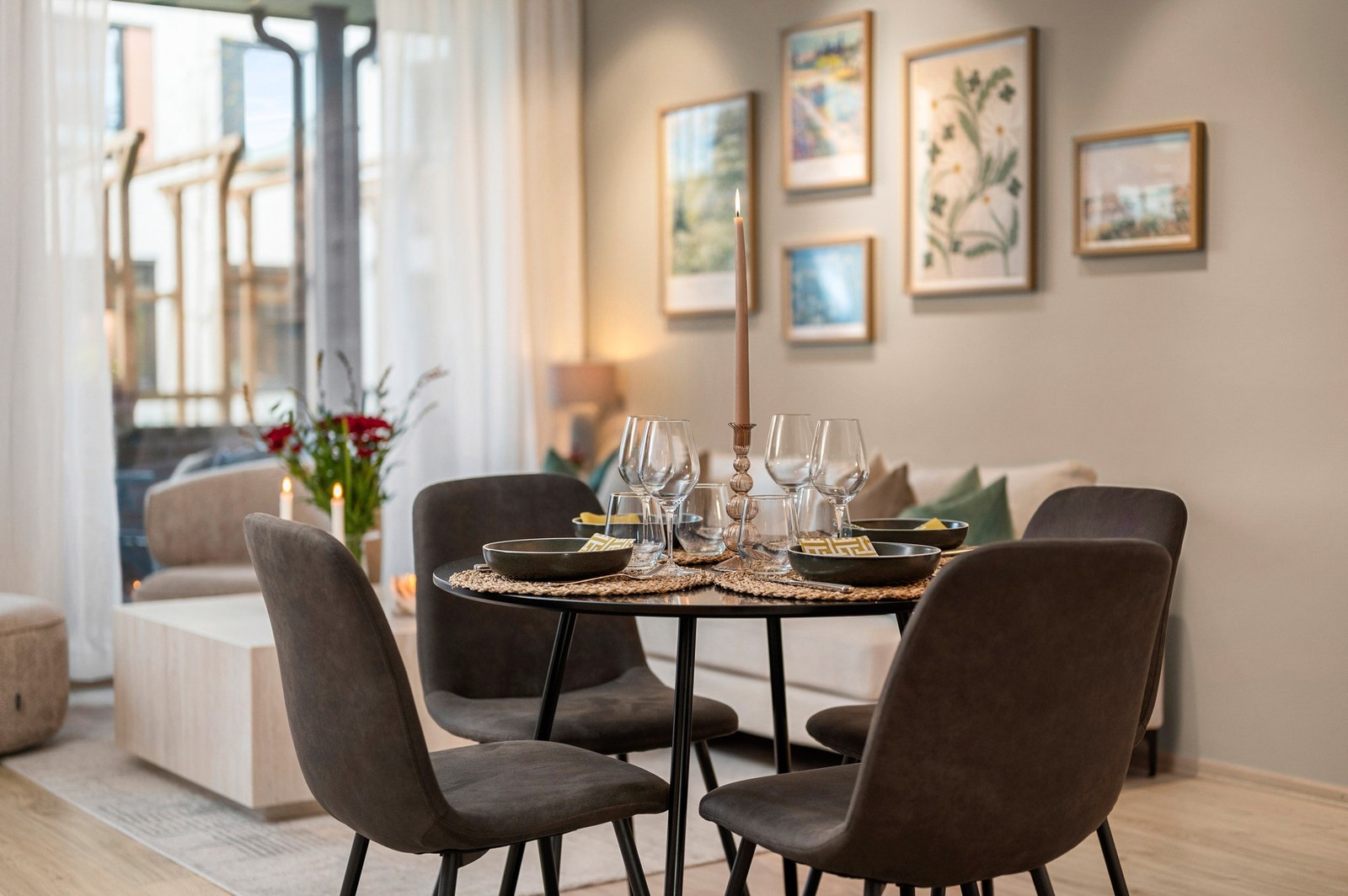 Romslig og gjennomgående leilighet med to soverom, to private balkonger og parkeringsplass i kjeller. Galleribilde