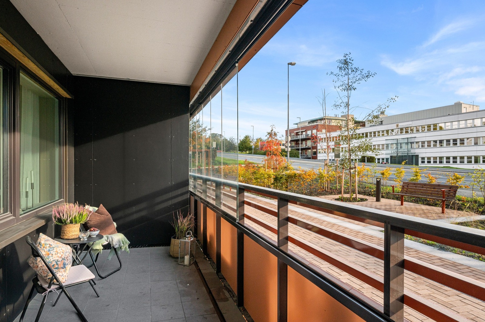 En ekstra terrasse som også er tilgjengelig fra et av soverommene. Galleribilde