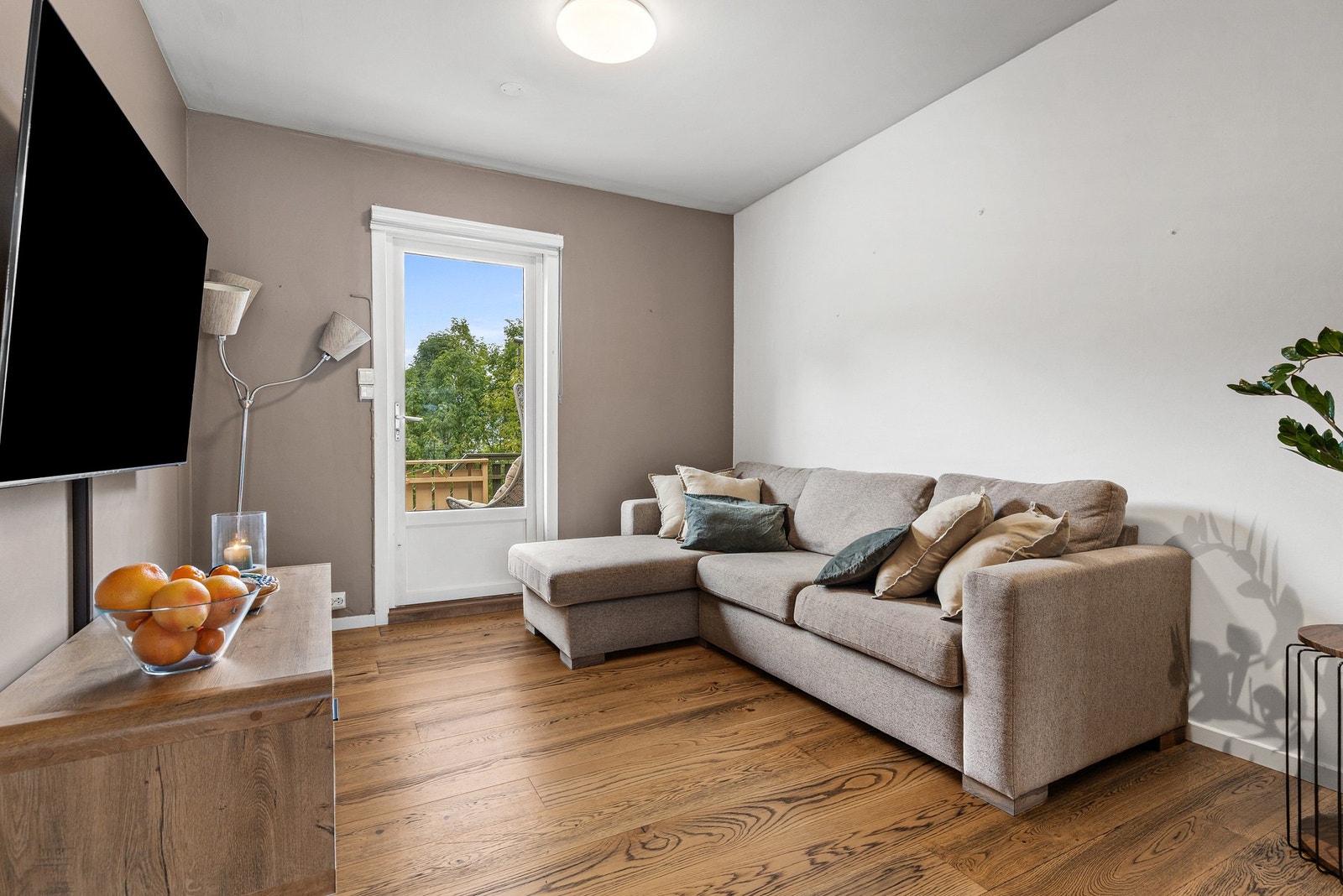 Fra den andre siden av stuen er det adkomst til en ekstra balkong Galleribilde