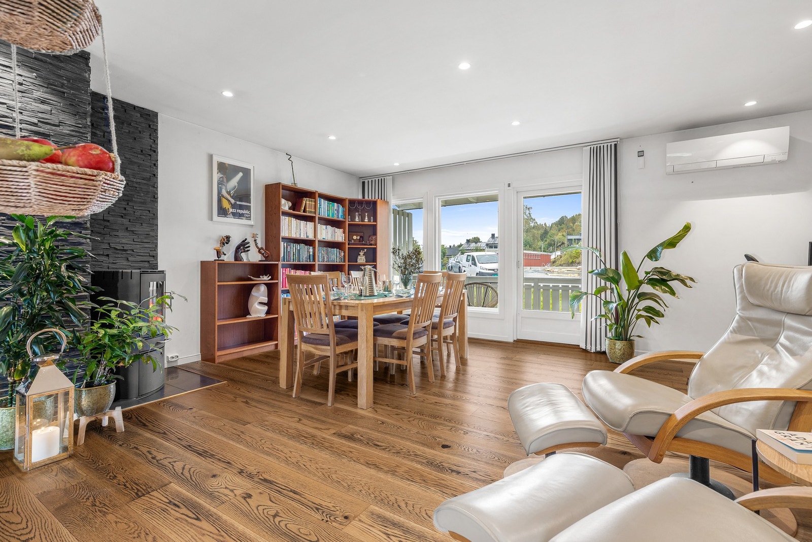 Lys og gjennomgående stue med parkett på gulv og slette flater på vegger og himling Galleribilde