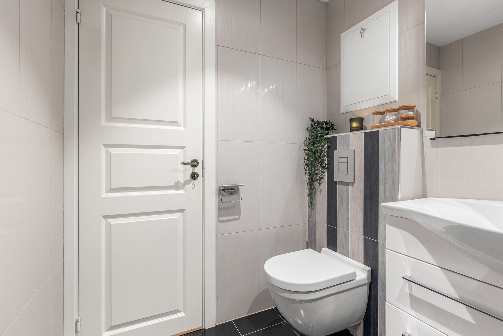 Videre har badet vegghengt toalett med innebygd sisterne Galleribilde