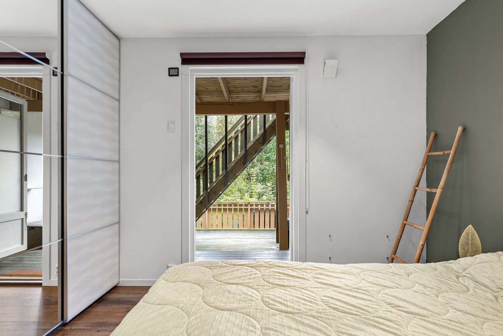 Fra soverommet er det direkte utgang til terrasseplatting Galleribilde