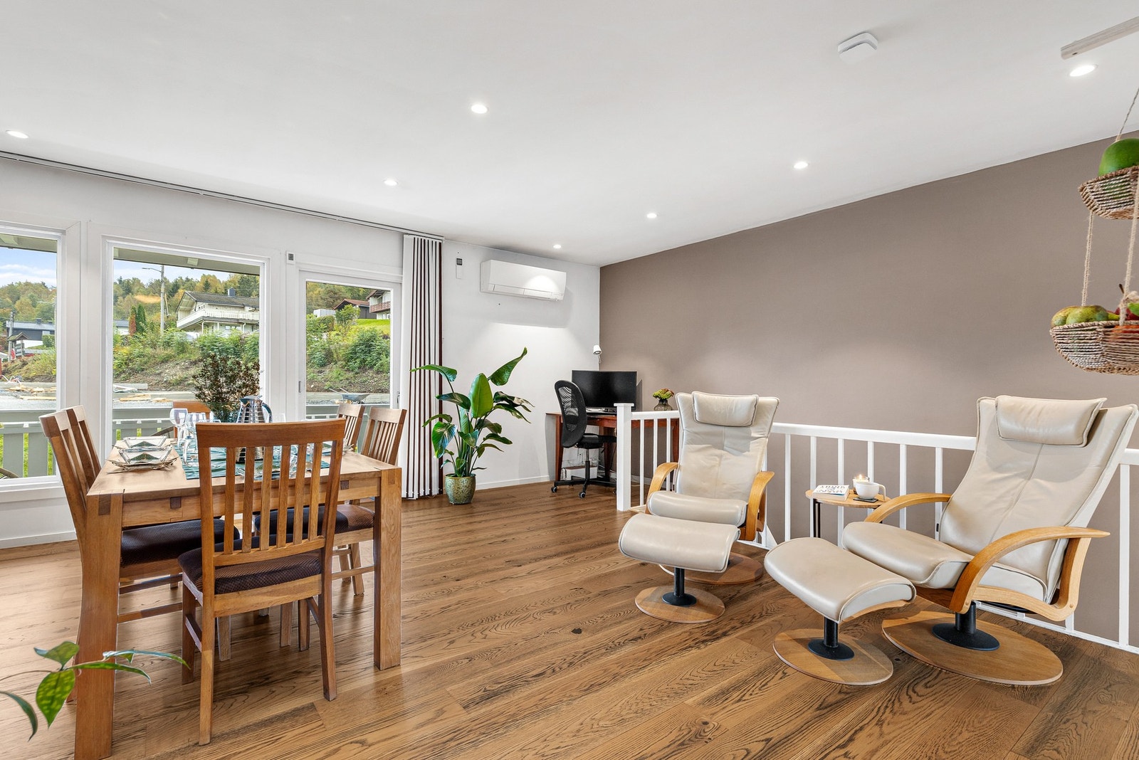 Det er installert moderne downlights i himling. I tillegg er det varmepumpe som gir behagelig varme eller kjøling. Galleribilde