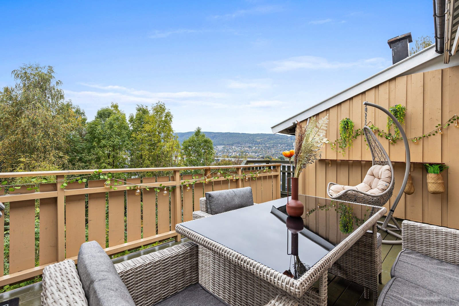 Hyggelig terrasse på ca. 16 kvm med kveldssol. Her er det god plass til utemøbler og familien. Det er montert markise Galleribilde