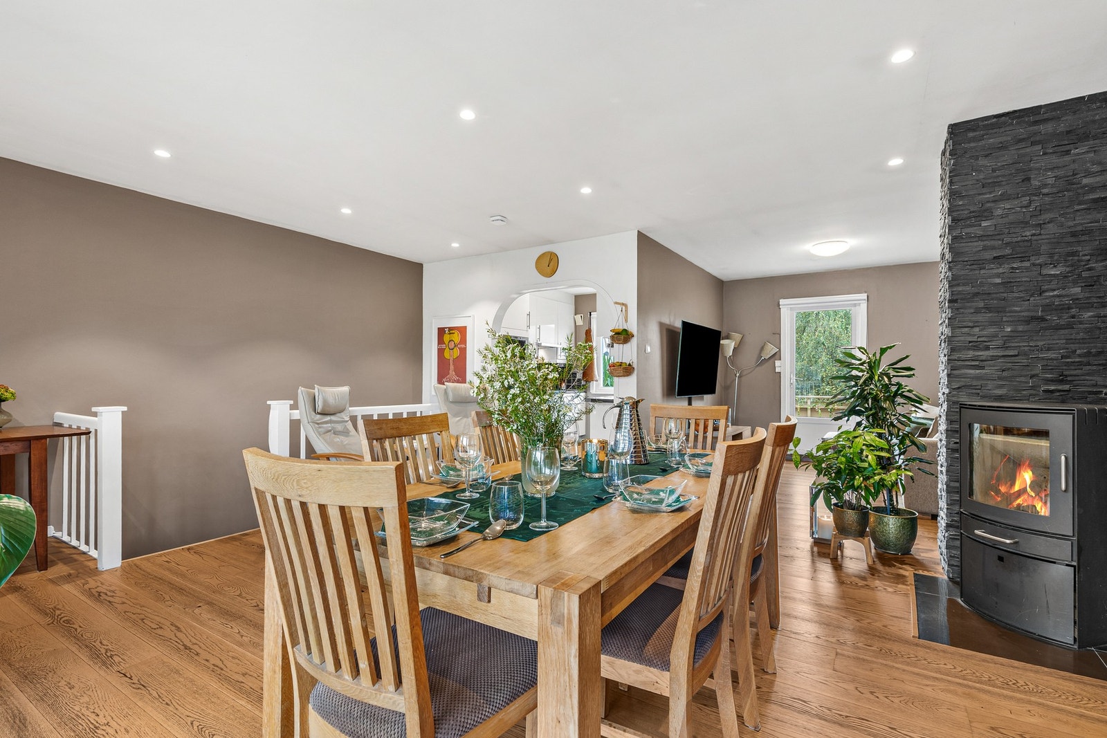 Rommet varmes effektivt opp av både peisovn og varmepumpe Galleribilde