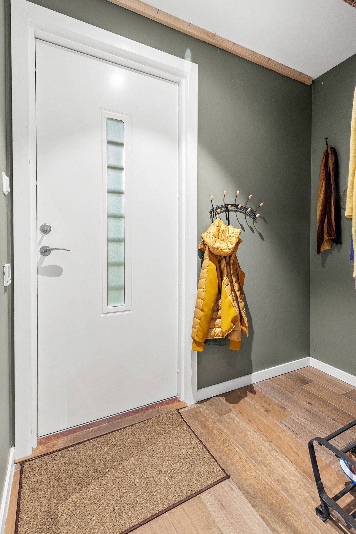 Hyggelig entré med laminat, gulvvarme og slette flater på vegger og i himling. Galleribilde