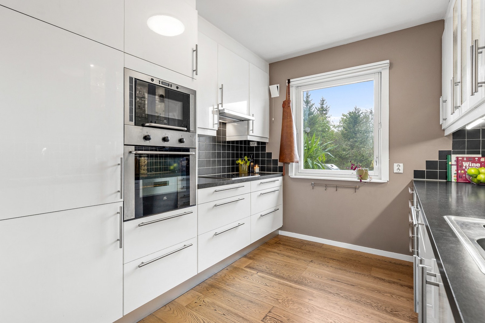 Innredningen har integrert kjøl/frys, oppvaskmaskin, komfyr og mikrobølgeovn Galleribilde