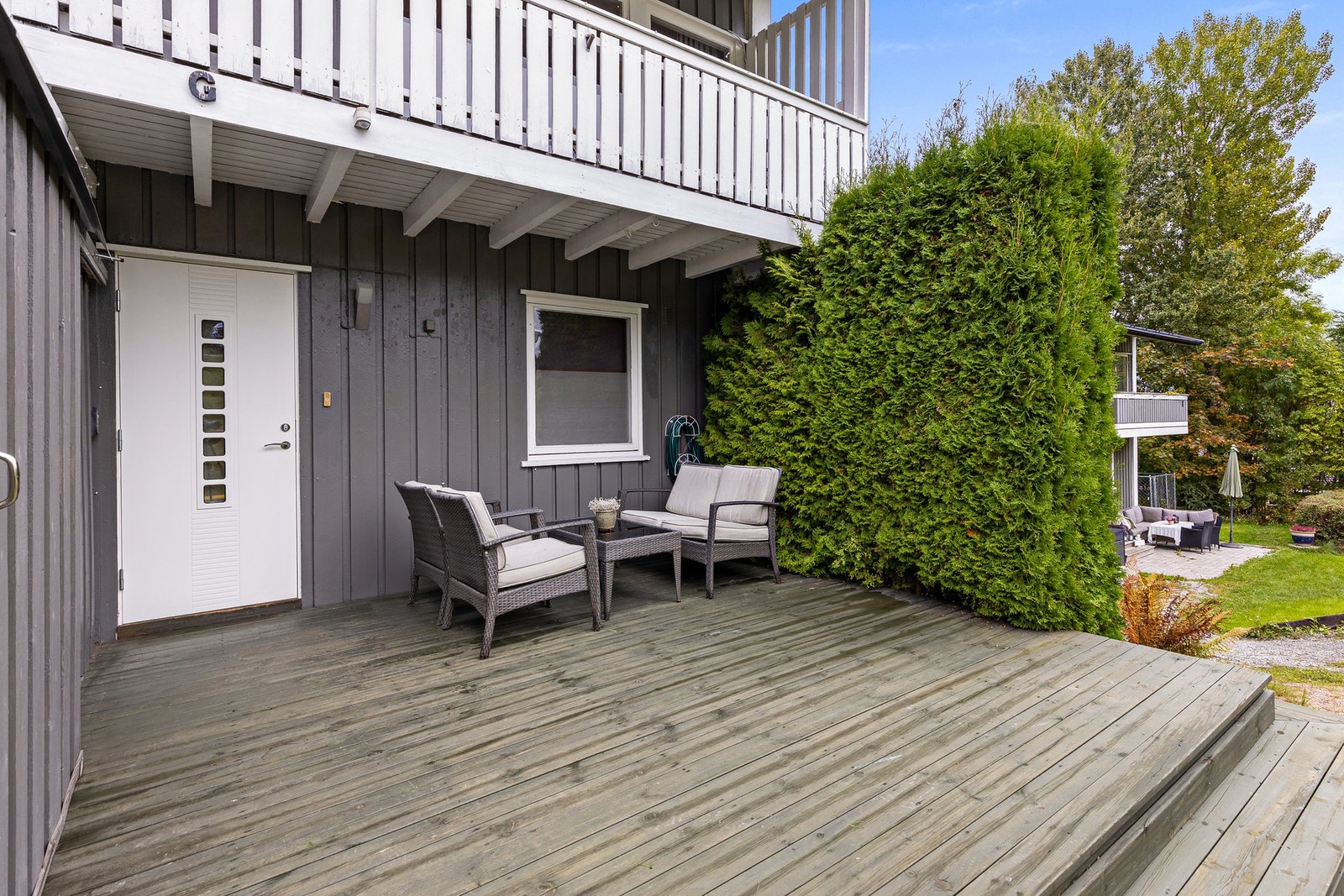 Trivelig inngangsparti med Sørøstvendt terrasseplatting og tilgang til praktisk utebod. Galleribilde