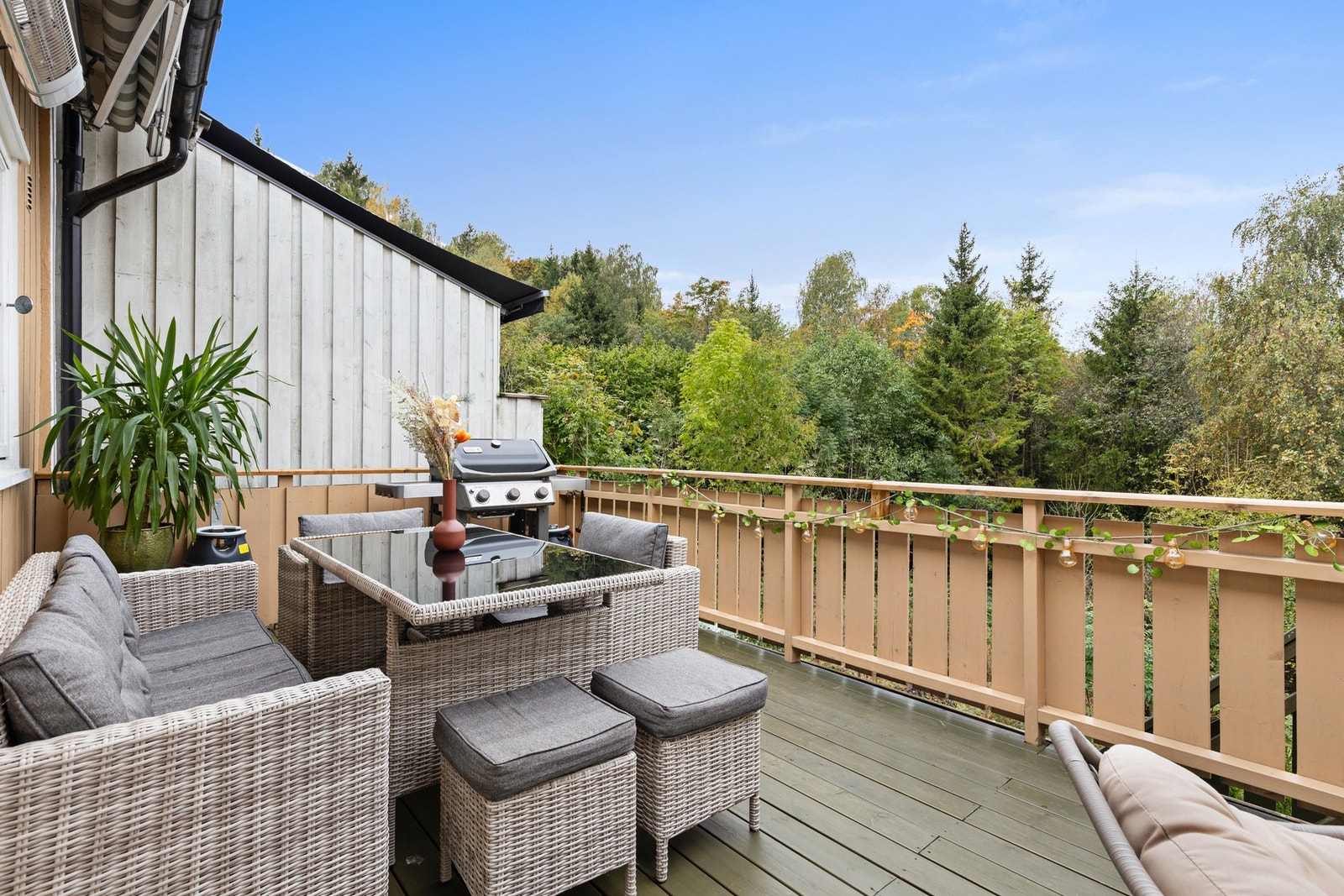 Fin plass til å innrede med ønsket utemøblement Galleribilde