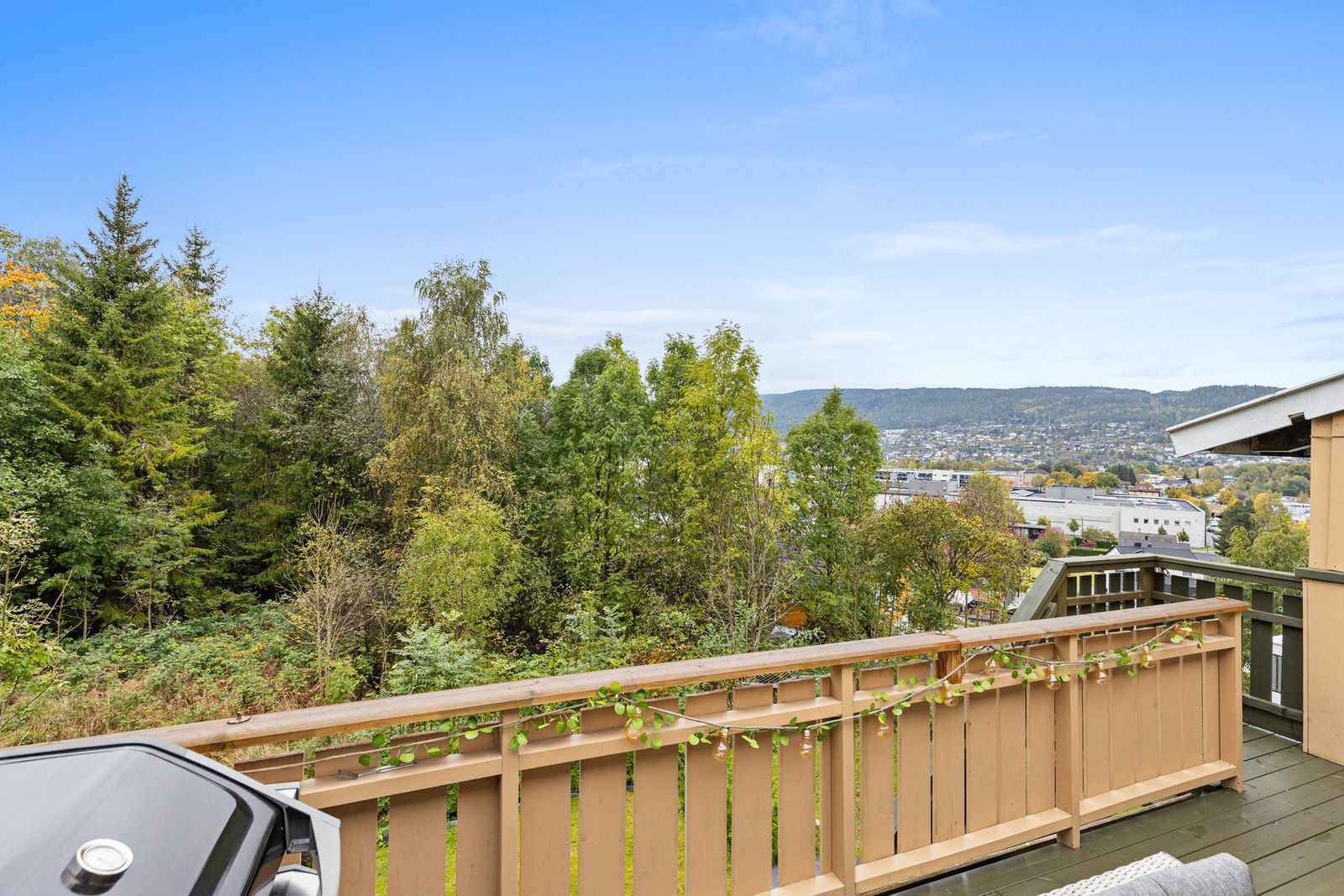 Fra terrassen er det pent utsikt og svært usjenert Galleribilde