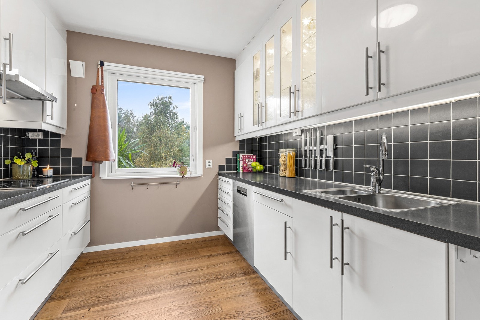 Platetopp og ventilator er plassert i overskap. Vannrør i rør-i-rør-system er fra 2016. Galleribilde