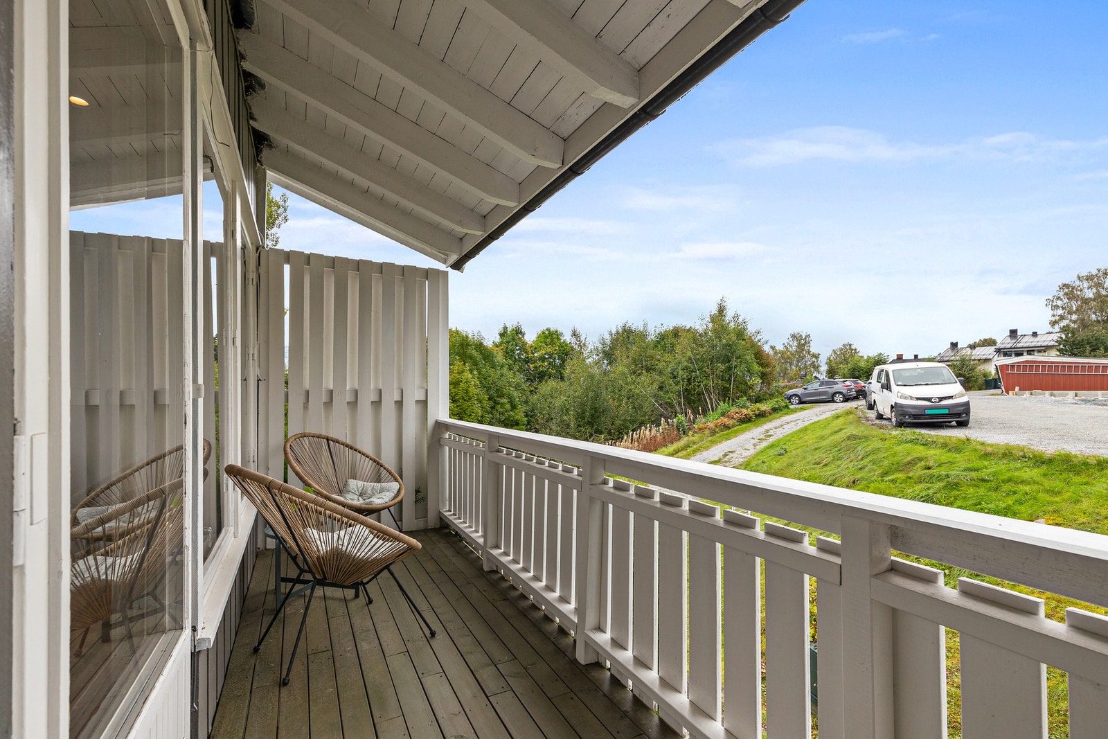 Fra stuen er det utgang til sørøstvendt overbygget balkong på ca. 6 kvm Galleribilde