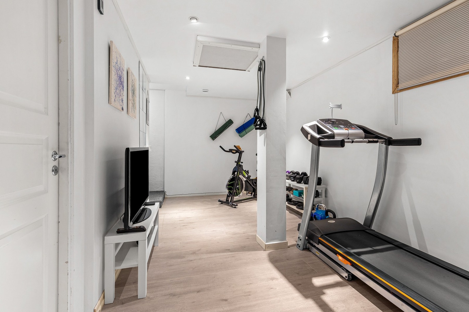 Rommet har gulvvarme, laminat på gulv, slette vegger og downlights i himling Galleribilde