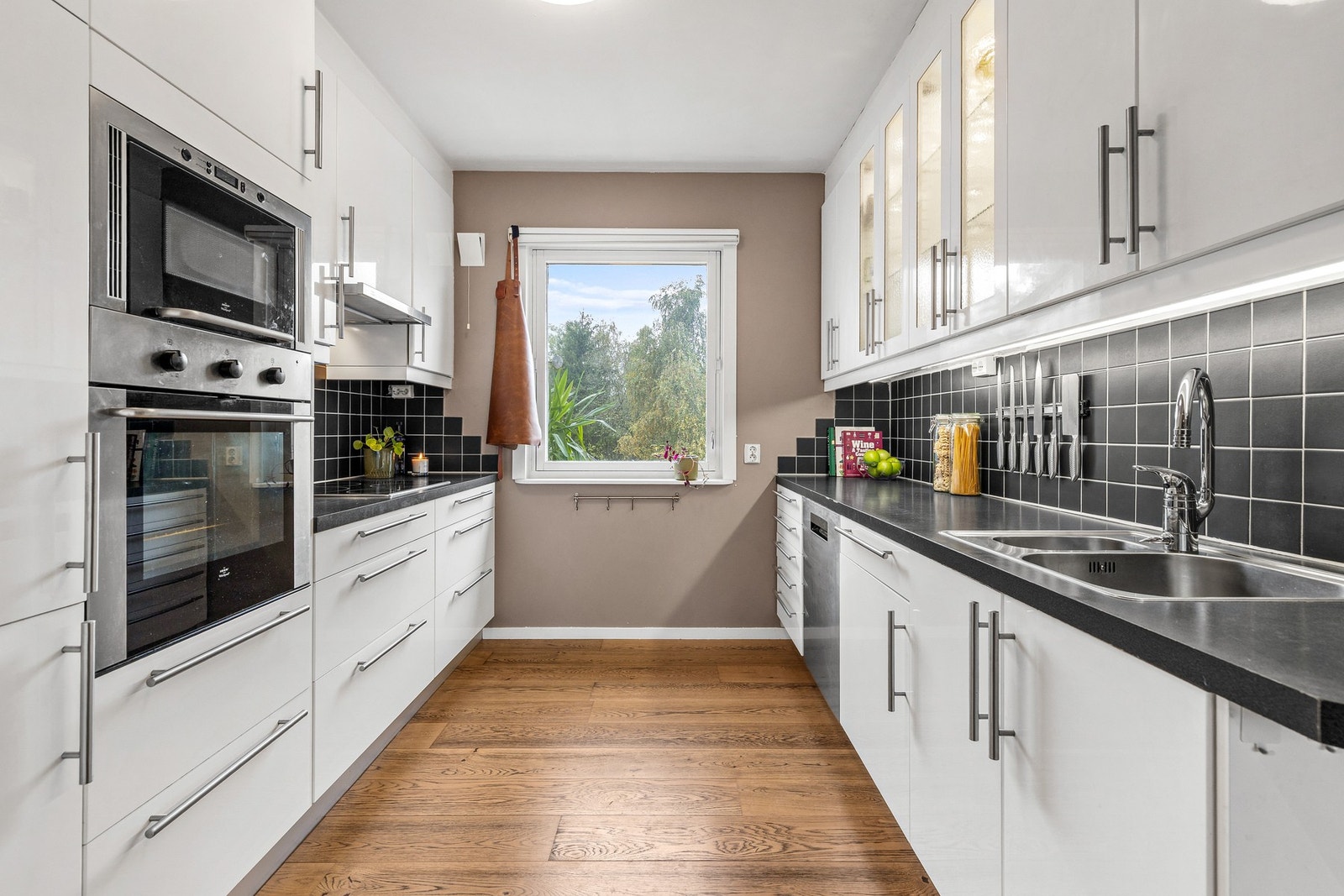 Pent og innholdsrikt kjøkken. Her er det rikelig med både skap- og benkeplass. Galleribilde