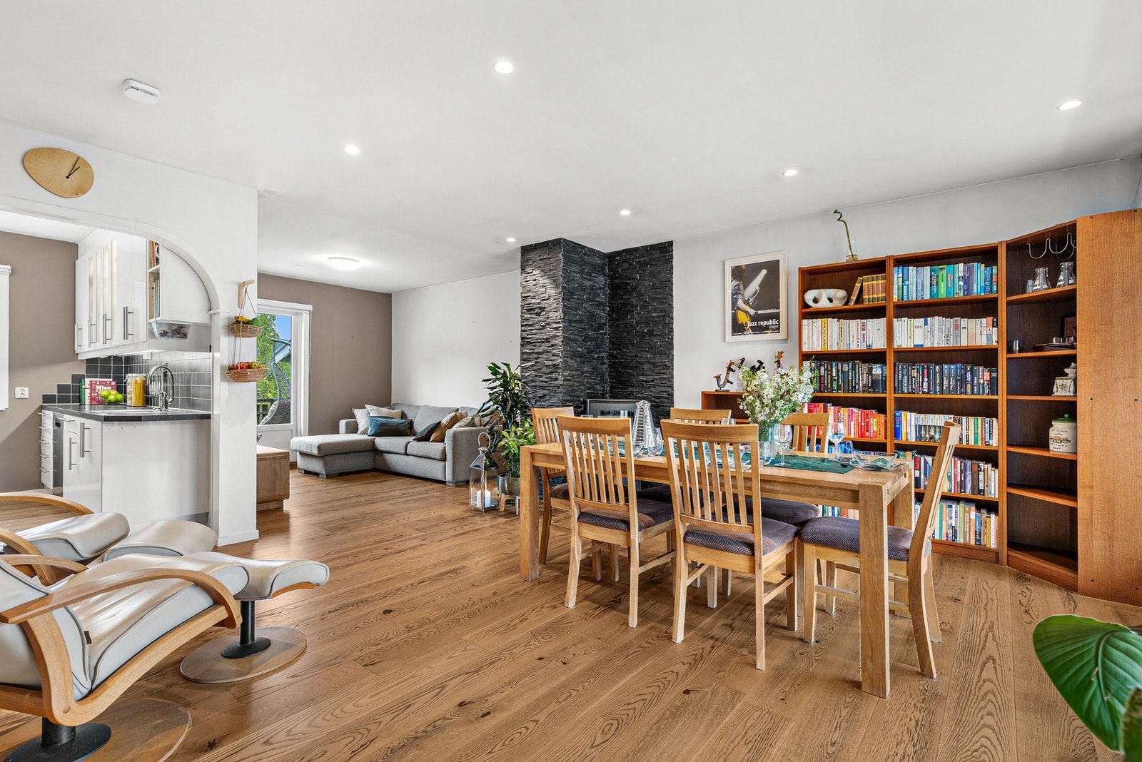 Stuen har fin plass til både sofa, tv-møblement og spisegruppe Galleribilde