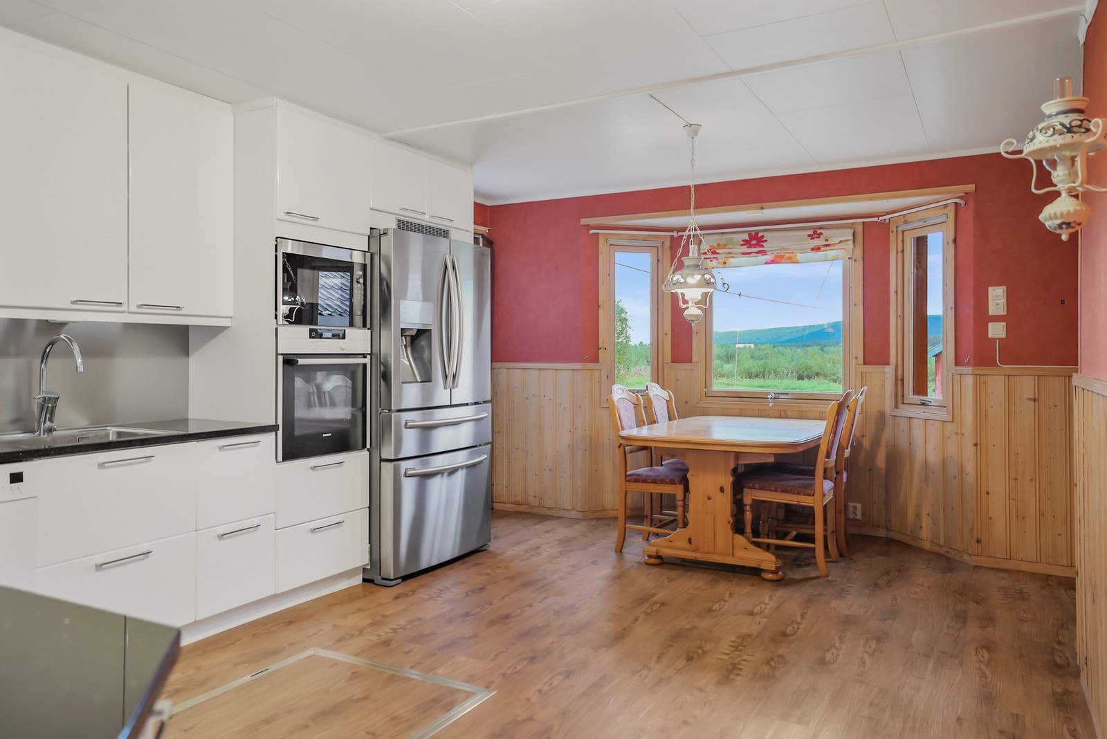 Innredningen er med glatte fronter og benkeplate av laminat. Praktisk luke til kaldkjeller. Galleribilde