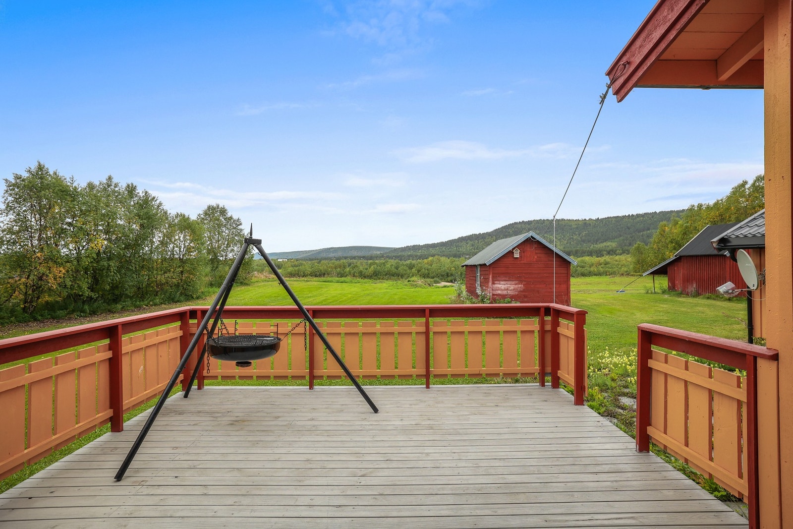 Stor og flott terrasse som vender mot elva. Galleribilde
