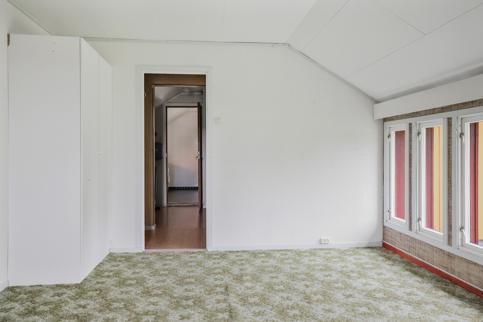 Vestre soverom i 1.etg, med adkomst til bod og vaskerom. Galleribilde