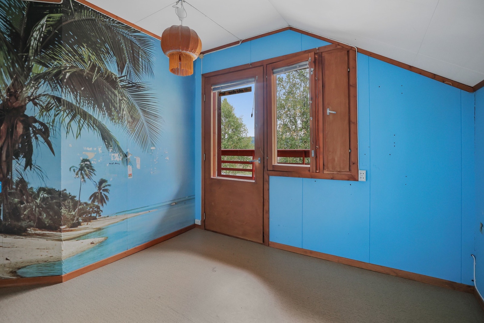 Soverom i 2. etasje med utgang til balkong. Galleribilde