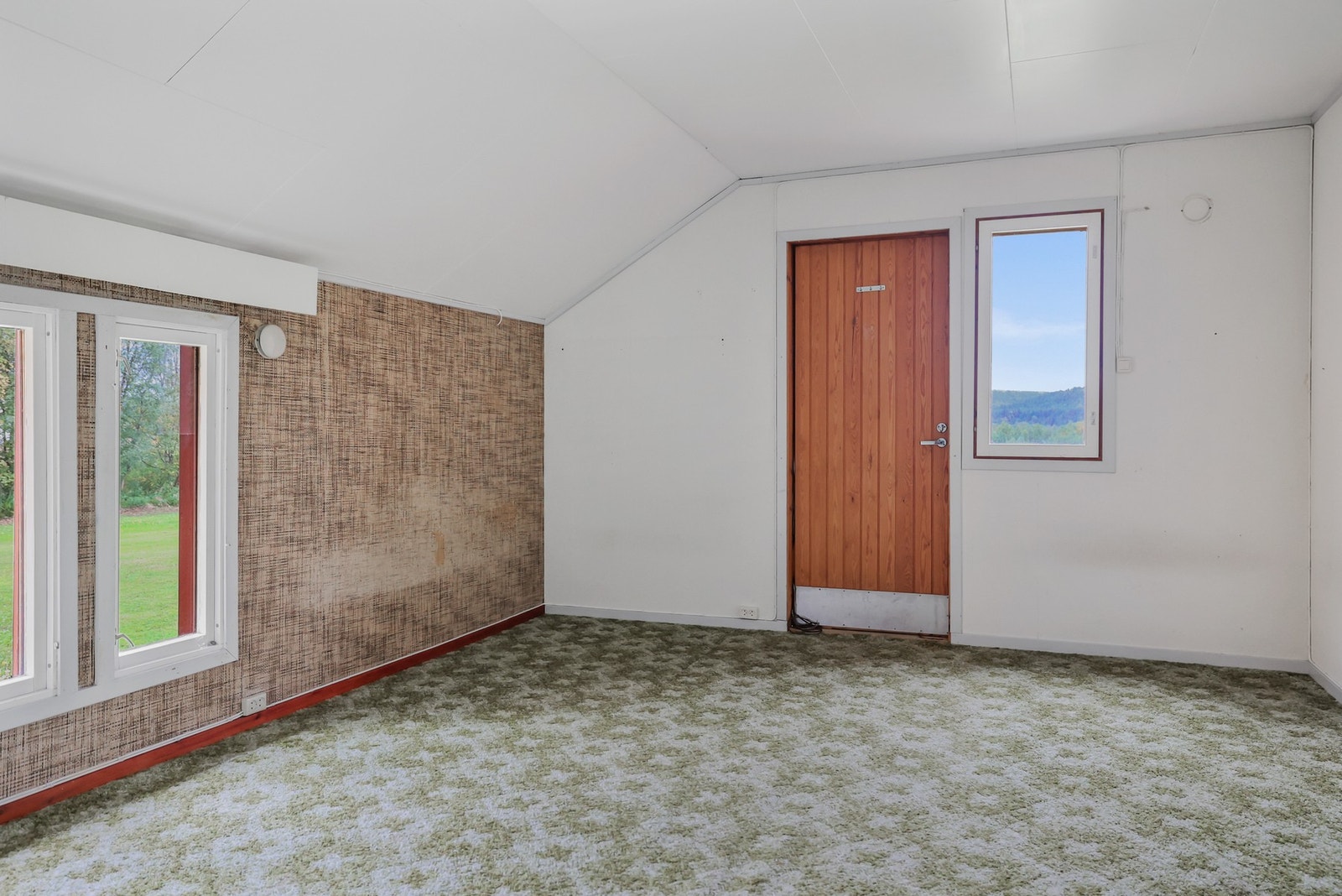 Egen utgang til elvesiden, fra vestre soverom i 1.etg. Galleribilde