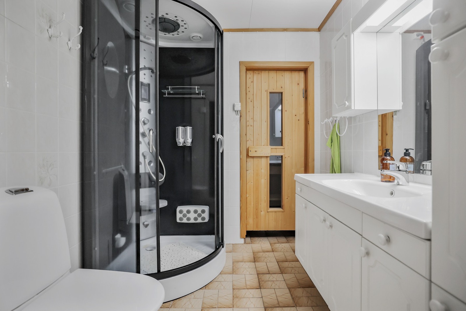 Fra badet er det direkte tilgang til badstuen. Galleribilde